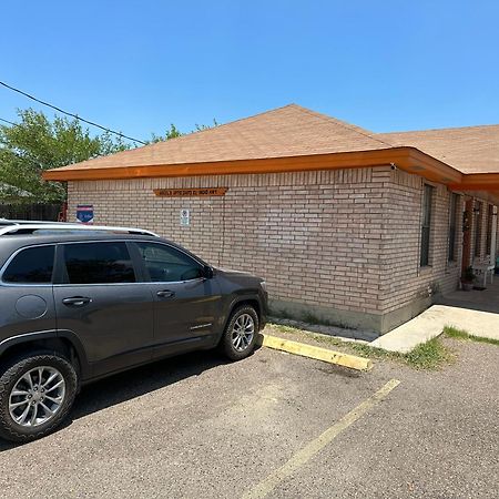 Chic & Cozy 2 Bedroom - 1 Bathroom - Rated Best Eagle Pass Extérieur photo