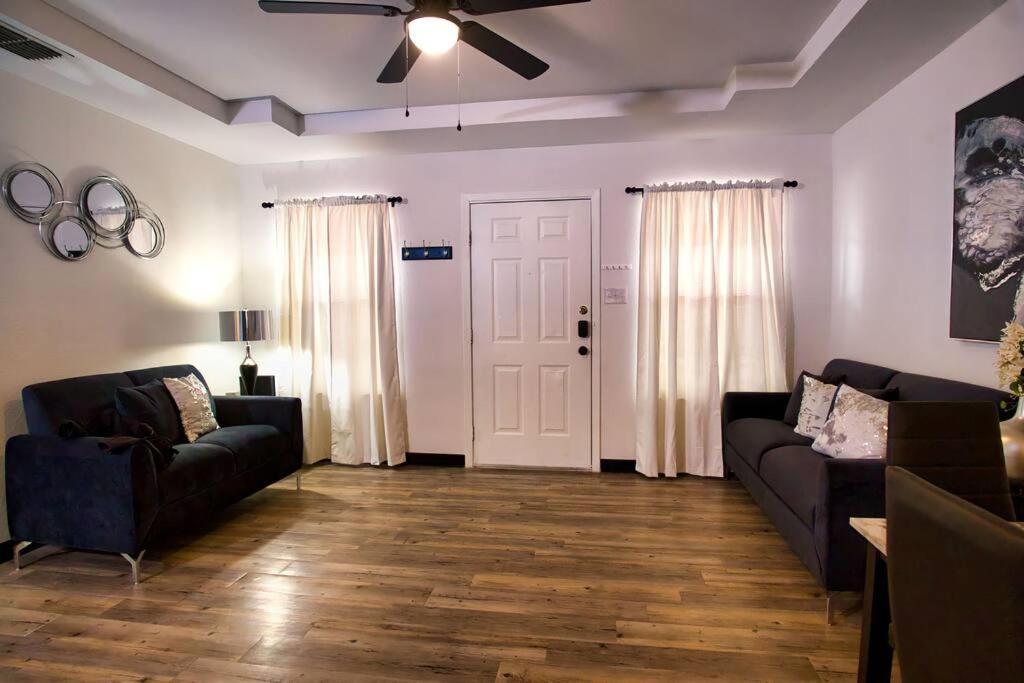Chic & Cozy 2 Bedroom - 1 Bathroom - Rated Best Eagle Pass Extérieur photo