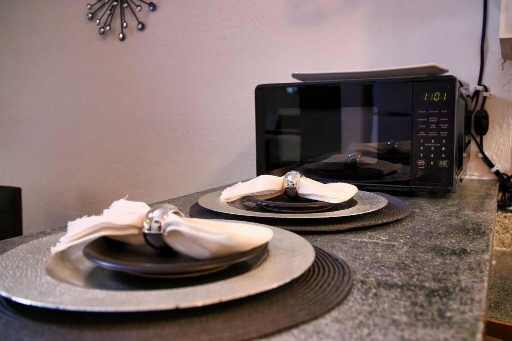 Chic & Cozy 2 Bedroom - 1 Bathroom - Rated Best Eagle Pass Extérieur photo