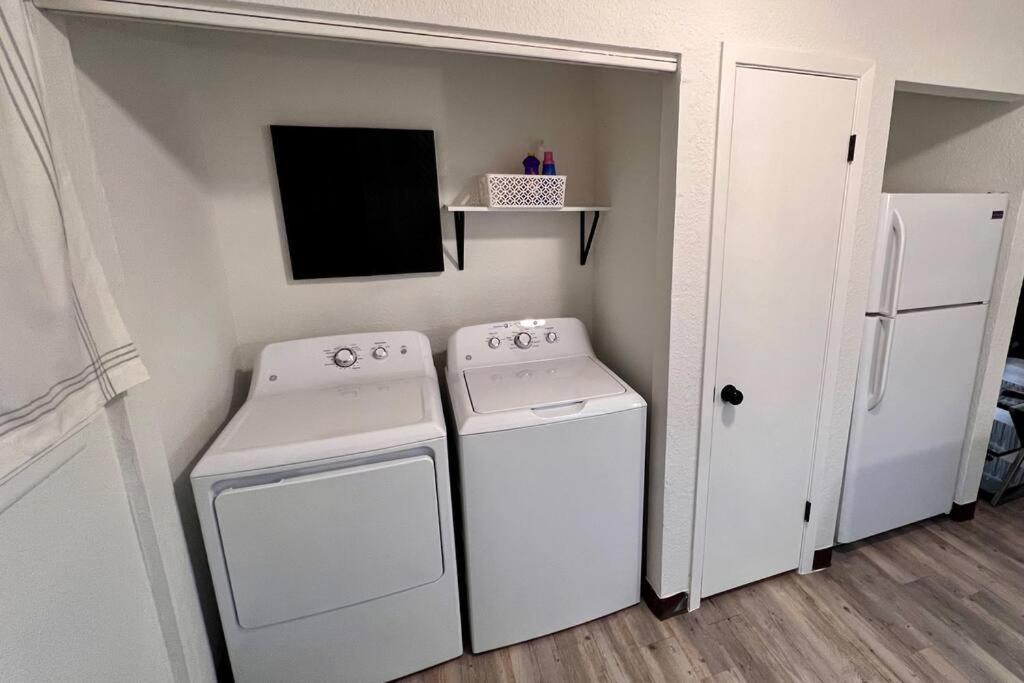Chic & Cozy 2 Bedroom - 1 Bathroom - Rated Best Eagle Pass Extérieur photo