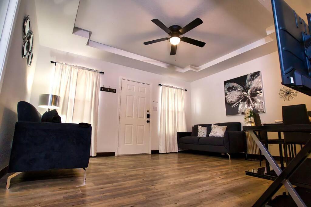 Chic & Cozy 2 Bedroom - 1 Bathroom - Rated Best Eagle Pass Extérieur photo