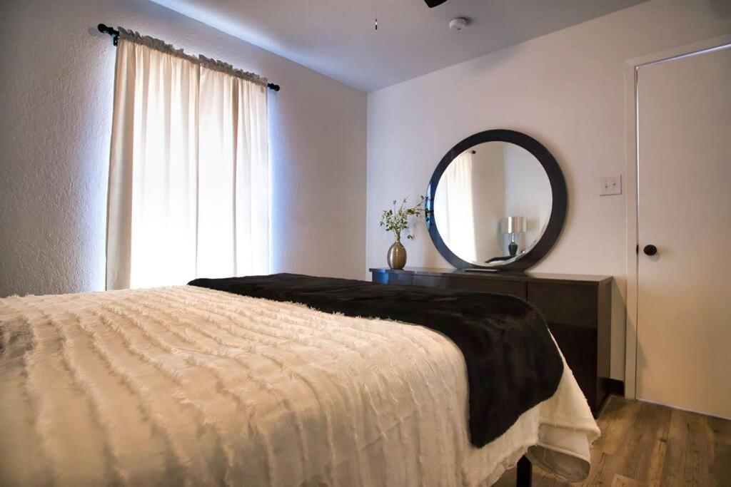 Chic & Cozy 2 Bedroom - 1 Bathroom - Rated Best Eagle Pass Extérieur photo