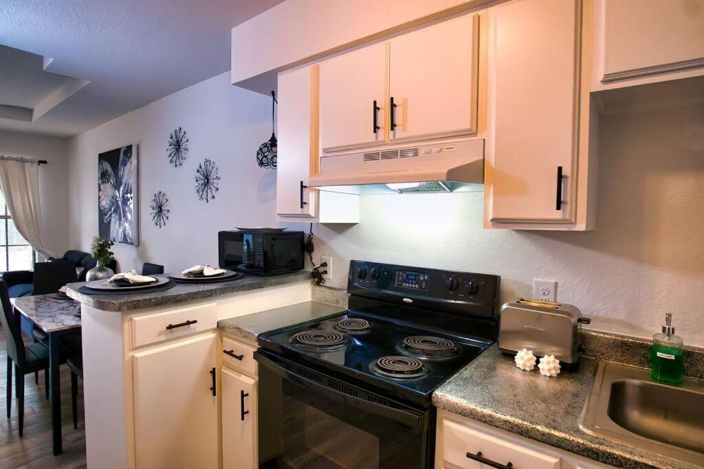 Chic & Cozy 2 Bedroom - 1 Bathroom - Rated Best Eagle Pass Extérieur photo