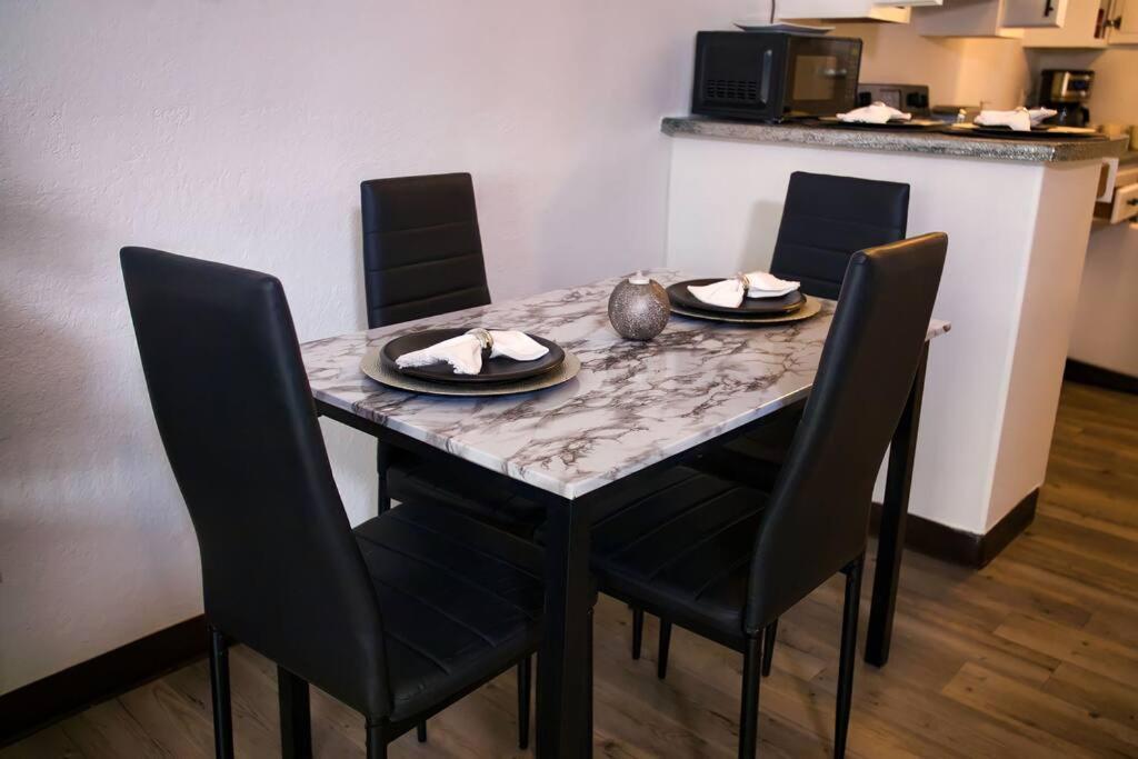 Chic & Cozy 2 Bedroom - 1 Bathroom - Rated Best Eagle Pass Extérieur photo