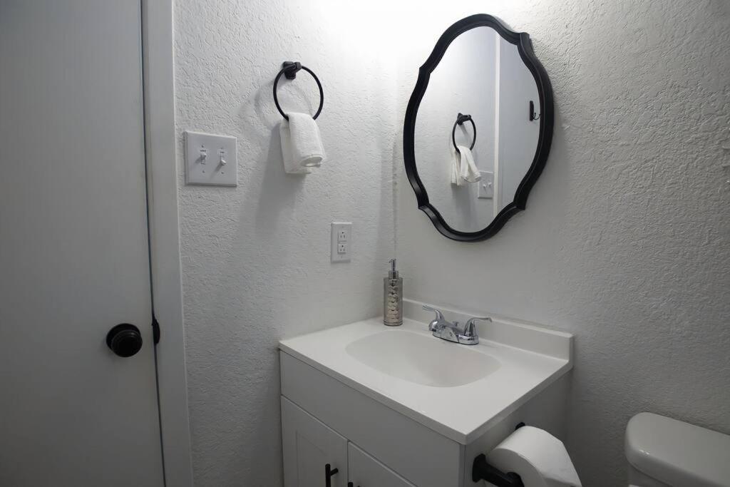 Chic & Cozy 2 Bedroom - 1 Bathroom - Rated Best Eagle Pass Extérieur photo