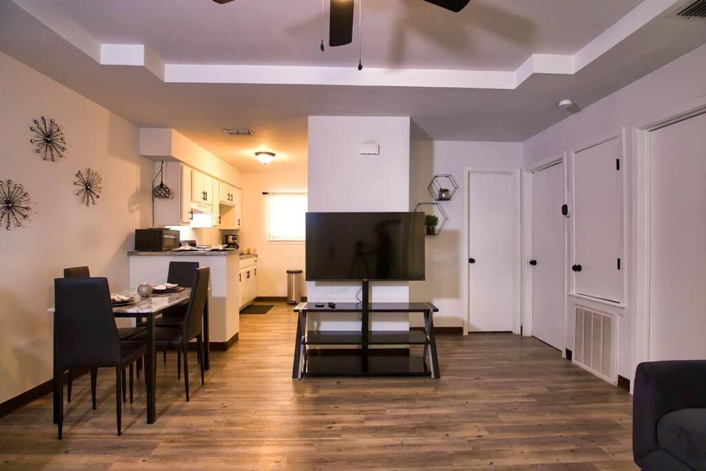 Chic & Cozy 2 Bedroom - 1 Bathroom - Rated Best Eagle Pass Extérieur photo