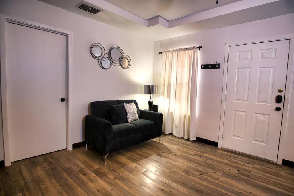 Chic & Cozy 2 Bedroom - 1 Bathroom - Rated Best Eagle Pass Extérieur photo