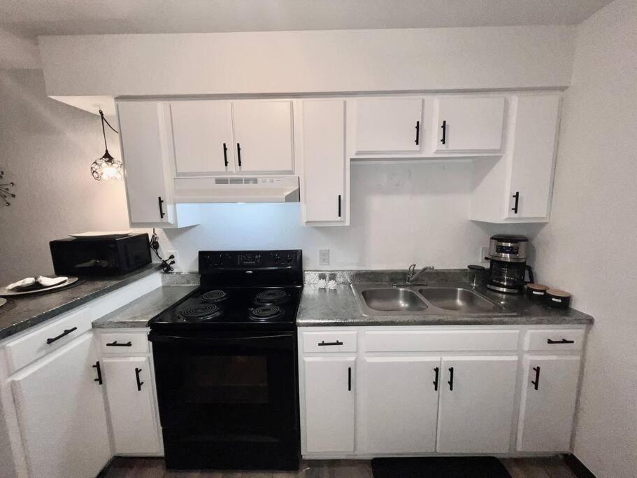 Chic & Cozy 2 Bedroom - 1 Bathroom - Rated Best Eagle Pass Extérieur photo