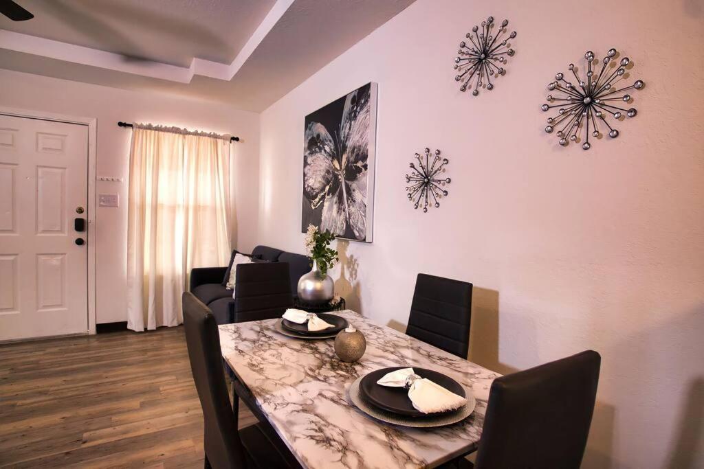 Chic & Cozy 2 Bedroom - 1 Bathroom - Rated Best Eagle Pass Extérieur photo