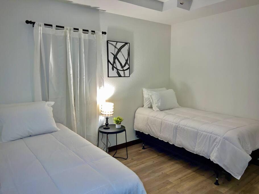 Chic & Cozy 2 Bedroom - 1 Bathroom - Rated Best Eagle Pass Extérieur photo