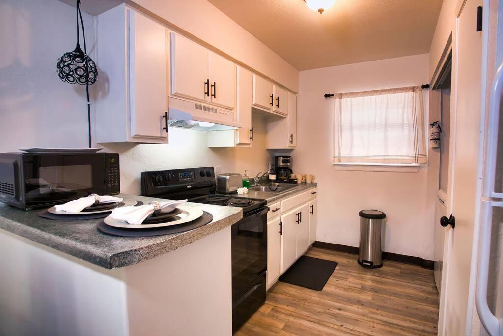 Chic & Cozy 2 Bedroom - 1 Bathroom - Rated Best Eagle Pass Extérieur photo