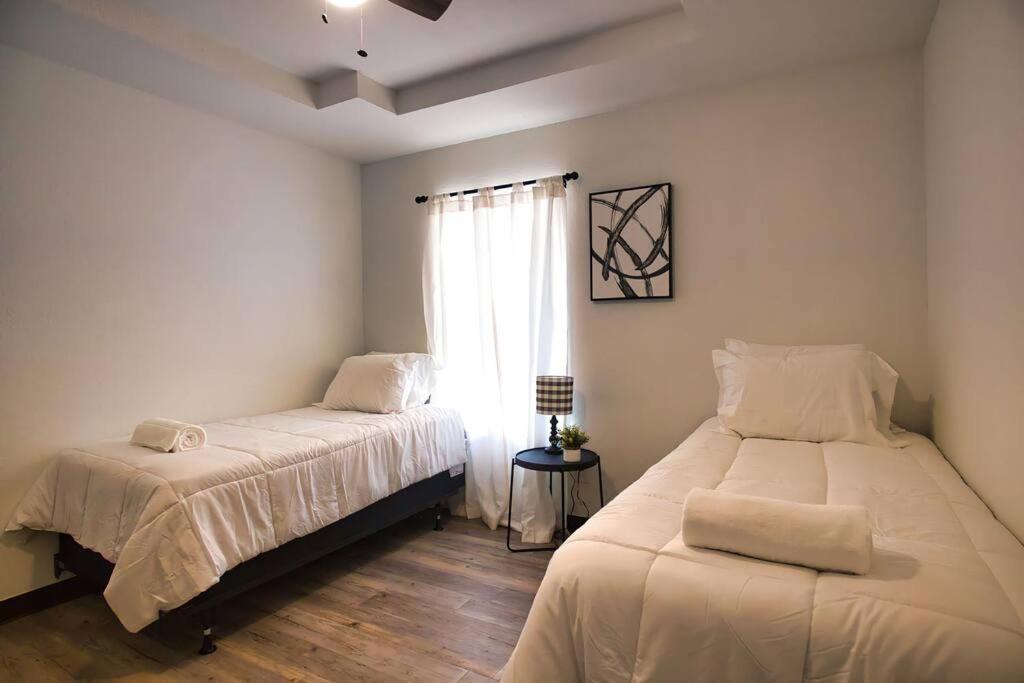 Chic & Cozy 2 Bedroom - 1 Bathroom - Rated Best Eagle Pass Extérieur photo